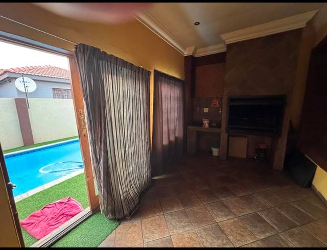 3 BEDROOM TOWNHOUSE FOR SALE IN AERORAND